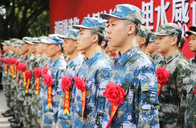 量身定制，新兵穿上合體軍裝